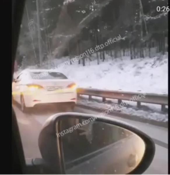 В Казани на Горьковском шоссе образовалась пробка из-за массового ДТП
