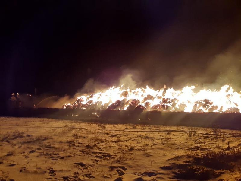 В Татарстане при пожаре в ангаре сгорело 80 тюков сена и два трактора