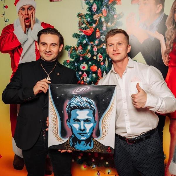 Нижнекамский эпатажный художник Кристиан Апостол подарил Айдару Метшину портрет