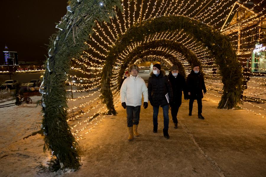 Метшин проверил работу елочных городков в Казани