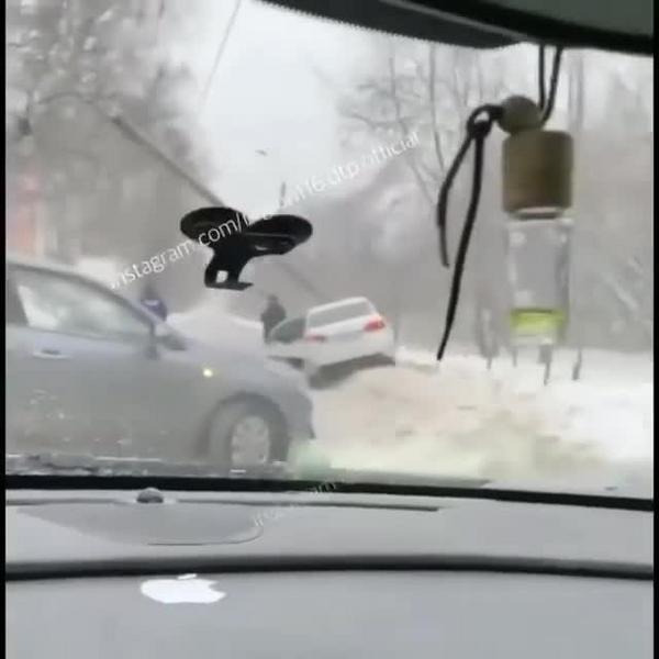 Столбопад на Жилплощадке в Казани: за утро в двух ДТП водители протаранили столбы