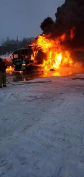 Дальнобойщик ищет видео возгорания своей фуры в Казани: он подозревает поджог Дальнобойщик ищет видео возгорания своей фуры в Казани: он подозревает поджог