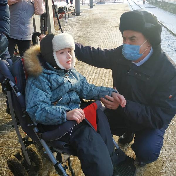 Министр Фарит Ханифов исполнил мечту 6-летнего казанца, посадив его в кабину машиниста электропоезда