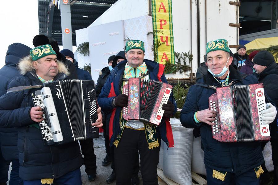 Рустам Минниханов посетил сельхозярмарку в агропромпарке «Казань» Рустам Минниханов посетил сельхозярмарку в агропромпарке «Казань»