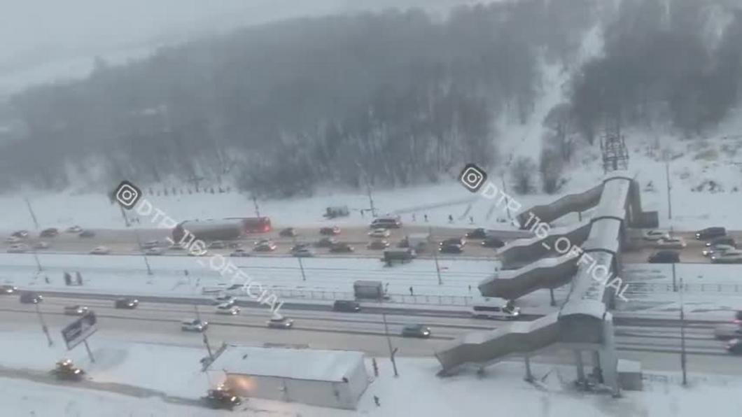 Снежный апокалипсис на дорогах Казани: город стоит в девятибалльных пробках