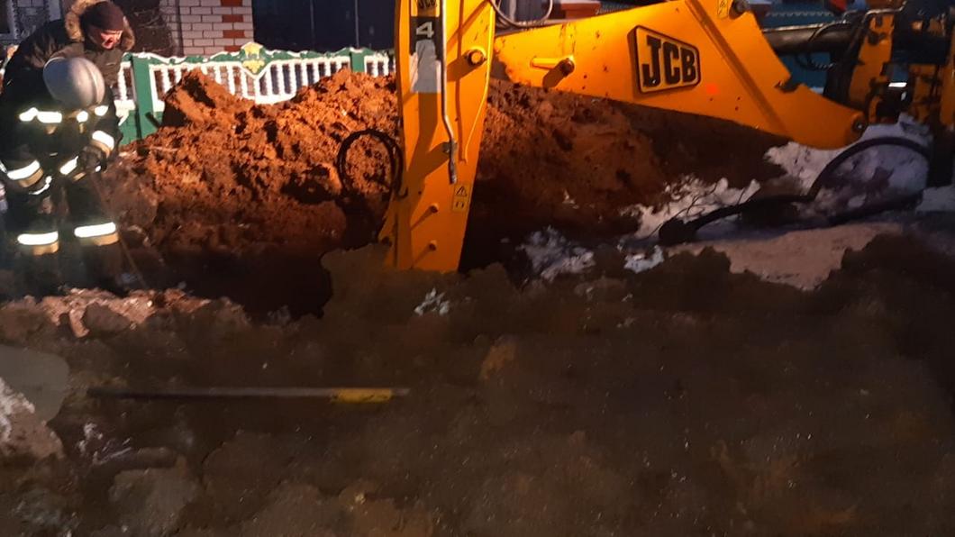 Спасатели вытащили из глиняной ямы татарстанца, ногу которого придавило бетонной плитой