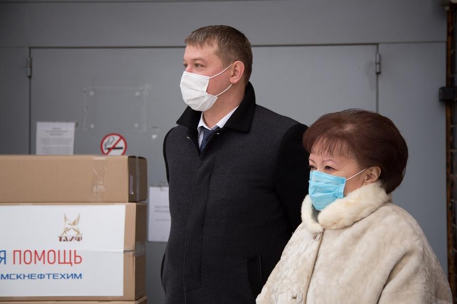Более сотни противочумных костюмов и тысячи защитных масок передало дочернее предприятие «НКНХ» елабужским врачам Более сотни противочумных костюмов и тысячи защитных масок передало дочернее предприятие «НКНХ» елабужским врачам