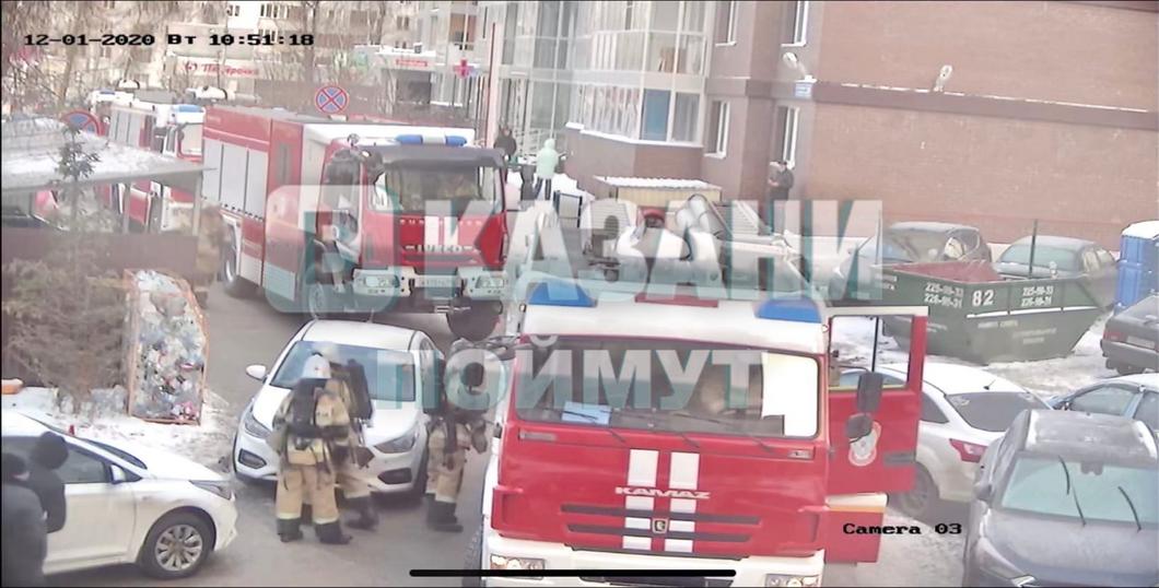 В казанском ЖК «Романтика» пожарные не смогли проехать к месту вызова из-за пробки во дворе В казанском ЖК «Романтика» пожарные не смогли проехать к месту вызова из-за пробки во дворе