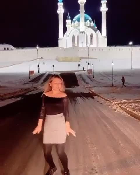Казанцы раскритиковали танцующую на фоне мечети Кул Шариф девушку