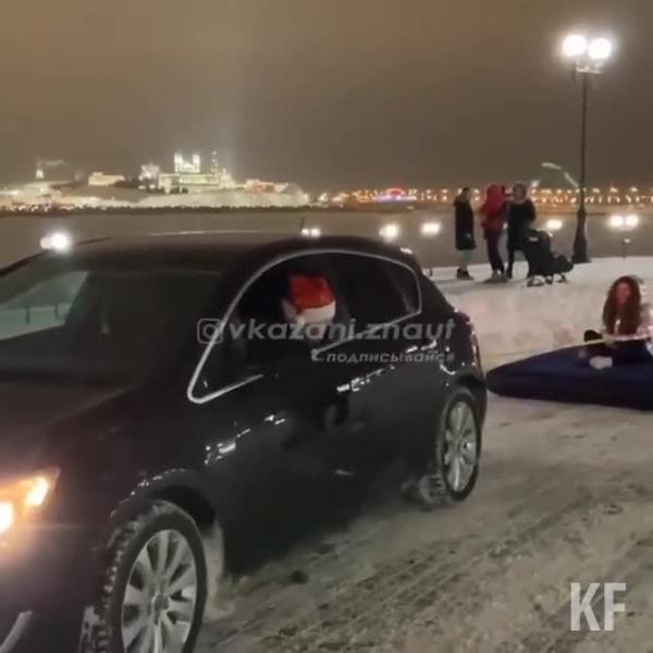 От таких забав - минус один человек на земле: в Казани водитель устроил зимние покатушки на матрасе​
