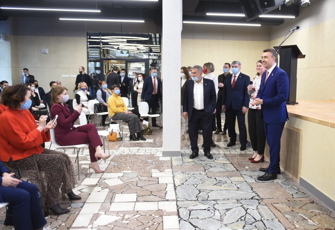 Рустам Минниханов побывал в онкоцентре и обновленном МЦ «Нур» Челнов