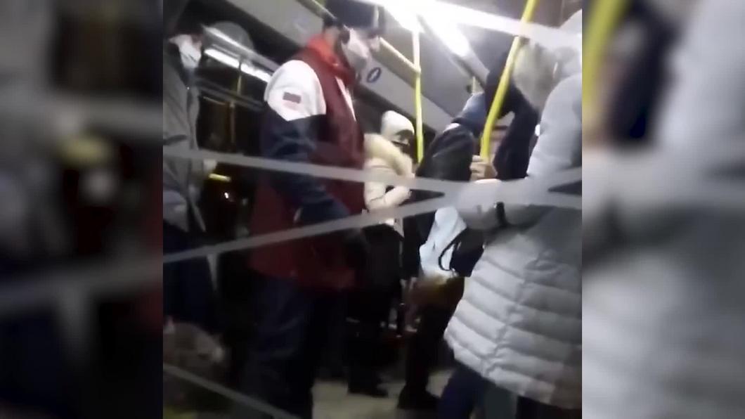 В казанском автобусе кондуктор устроил драку с пассажиром