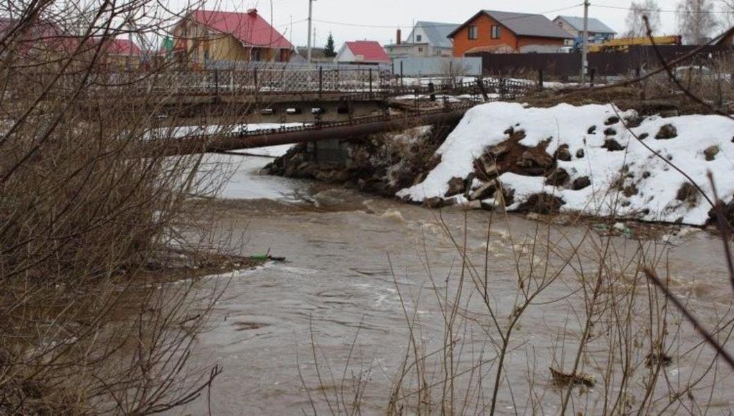 «Бетонную» реку Шильну начали очищать от хлама и «левых» заборов