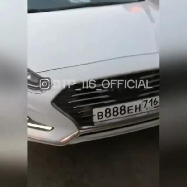 В Казани неизвестный на машине имама с «блатными» номерами чуть не задавил пешехода на тротуаре