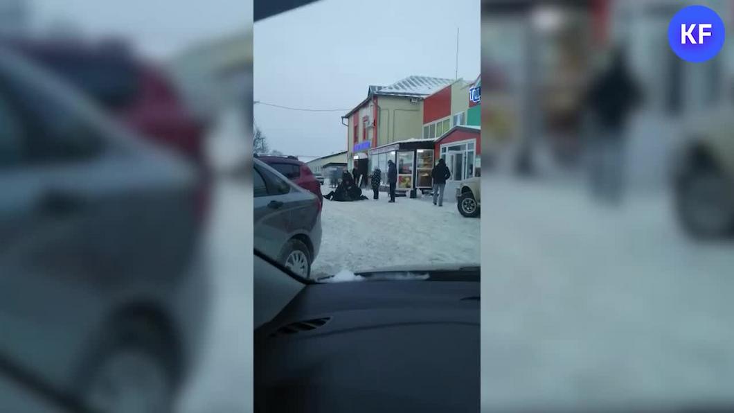 Прокуратура начала проверку после видео драки полицейских с семейной парой в Татарстане из-за отсутствия маски