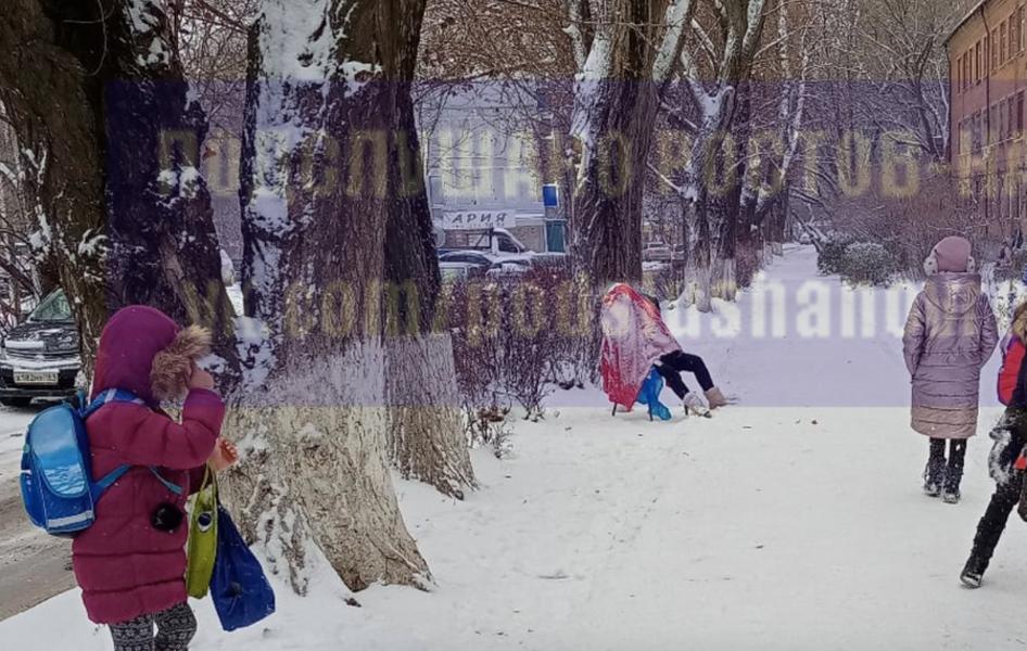 Пенсионерка умерла на стуле перед школой, из которой ее выгнали отказавшие в помощи охраники