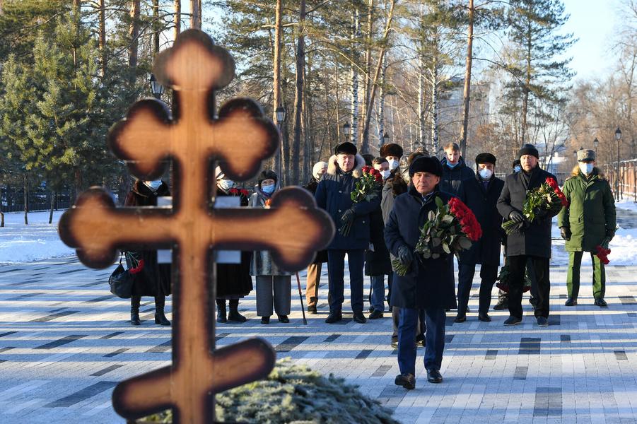 Минниханов и Шаймиев возложили цветы к могиле Героя Советского Союза Бориса Кузнецова