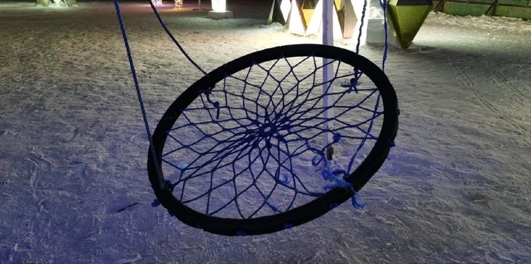 Похитители новогоднего настроения: альметьевские вандалы разрушают декорации к Новому году