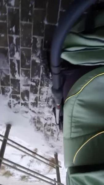 Нижнекамец с детской коляской снял на видео, как сложно добраться до аптеки