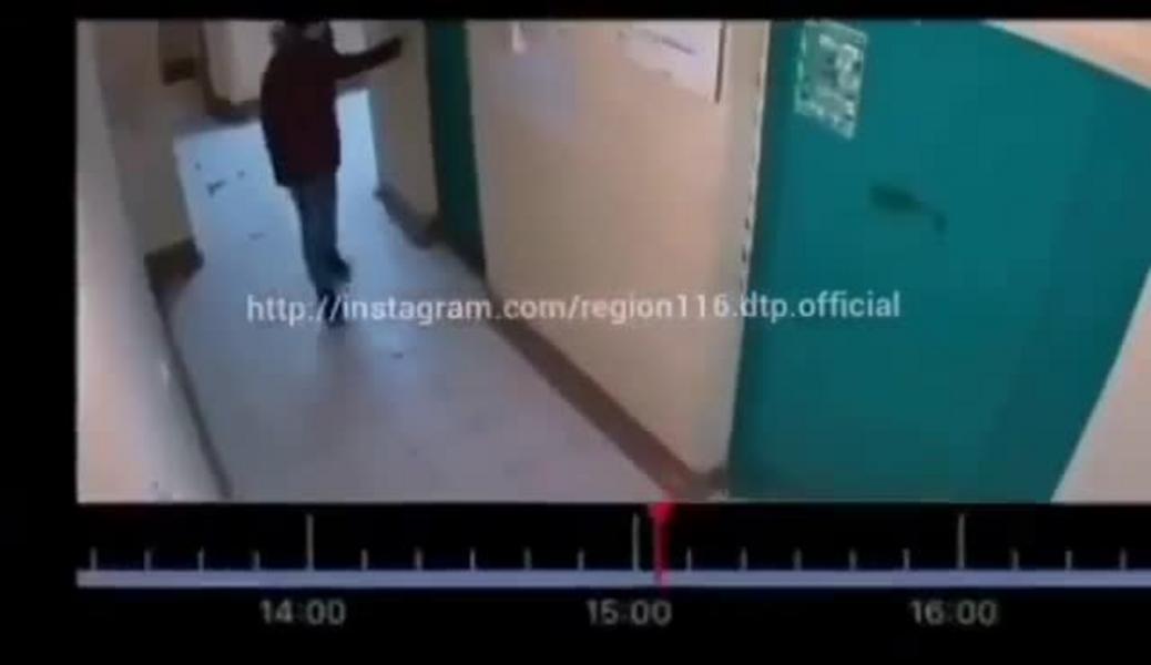 Школьник чуть не спалил подъезд в Казани и попал на видео: он поджег объявления