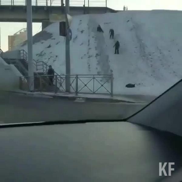 Катающимися с горки детьми около оживленной дороги в Казани заинтересовались в прокуратуре