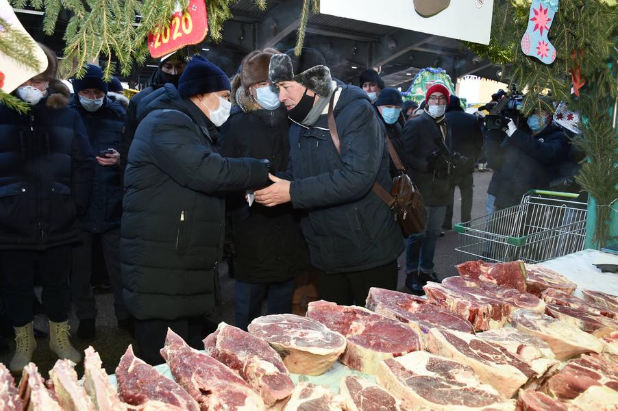 Рустам Минниханов посетил сельхозярмарку в агропромпарке «Казань» Рустам Минниханов посетил сельхозярмарку в агропромпарке «Казань»