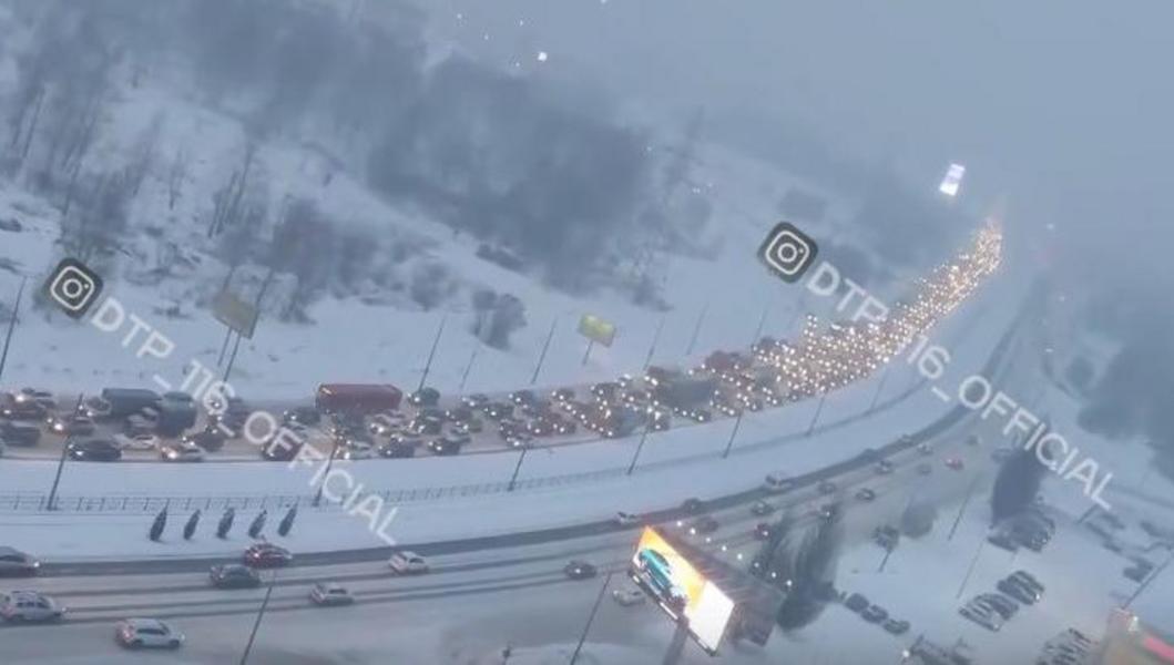 Татарстан накрыл снежный буран: массовые аварии, трасса М-7 закрыта, в Казани пробки