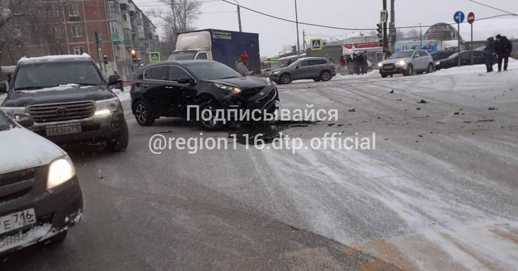 Столбопад на Жилплощадке в Казани: за утро в двух ДТП водители протаранили столбы