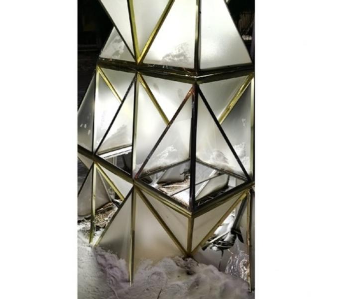 Похитители новогоднего настроения: альметьевские вандалы разрушают декорации к Новому году