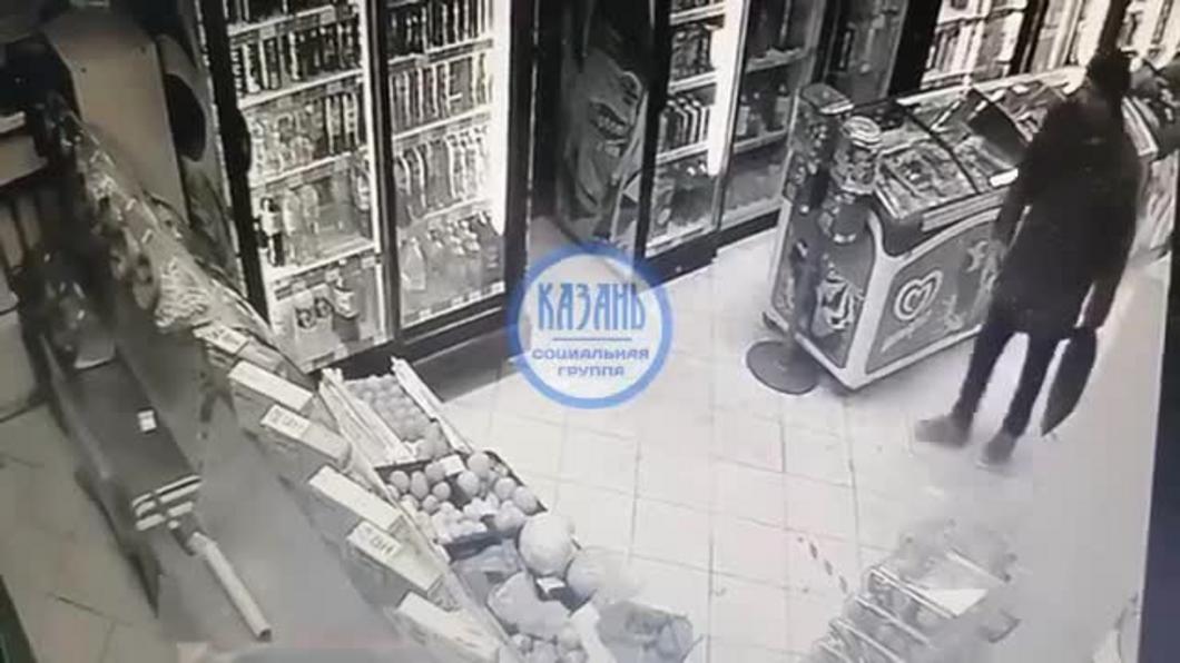 Дерзкая кража хурмы из магазина в Казани попала на камеру видеонаблюдения