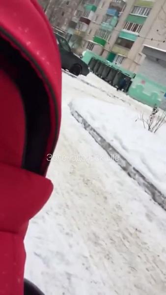 В Зеленодольске на видео попал мужчина, засовывающий ребенка в мусорку В Зеленодольске на видео попал мужчина, засовывающий ребенка в мусорку