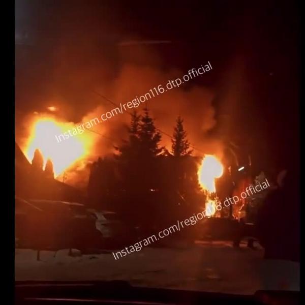 В казанском поселке во время ночного пожара сгорел частный дом