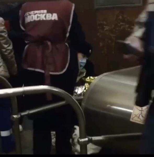 Полицейские и промоутер приняли роды в московском метро: младенца заворачивали в газеты