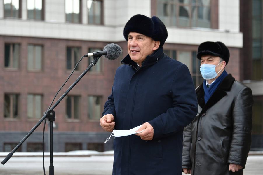 Рустам Минниханов вручил символический ключ от 70 школьных автобусов районам республики