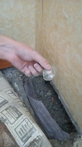 Строители оставили новоселам Нижнекамска «подарки» - бычки, носки, стекла