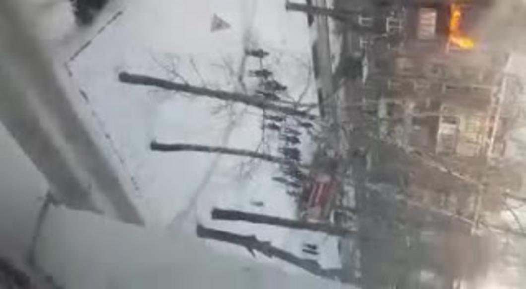 По улице Химиков в Казани вспыхнул балкон – жителей эвакуировали