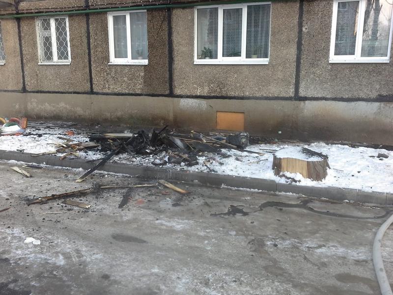 По улице Химиков в Казани вспыхнул балкон – жителей эвакуировали