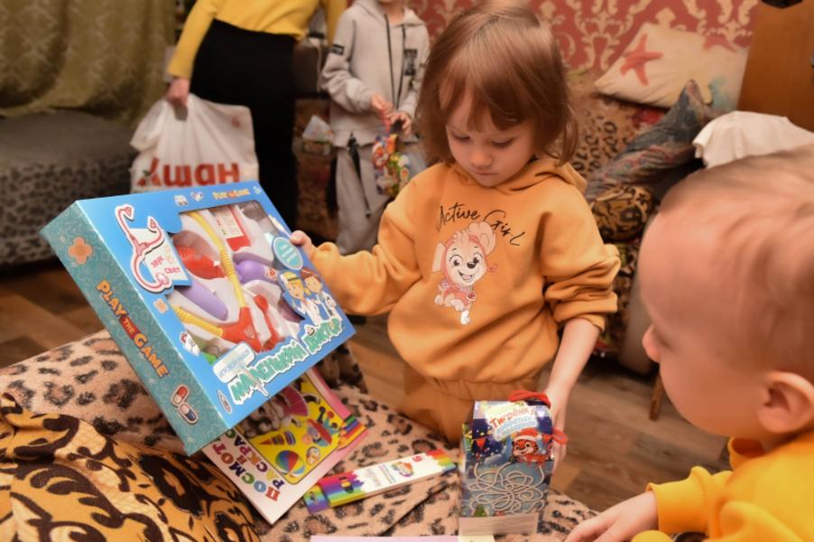 Полицейский Дед Мороз побывал в семьях из Казани, где его с нетерпением ждали