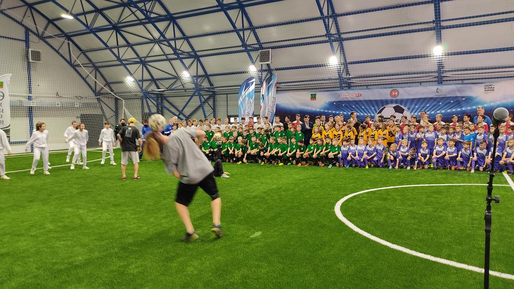 Районы Татарстана получили в подарок перед новым годом мини-футбольные манежи