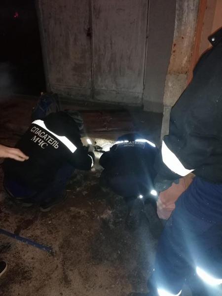 Спасатели помогли казанцу вытащить застрявшую в бетонной плите руку