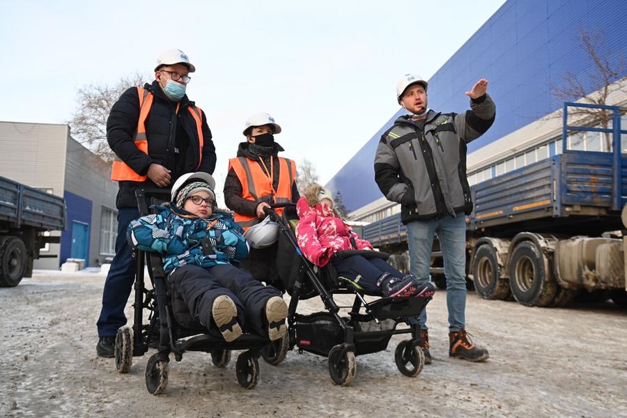 Минниханов выполнил мечту мальчика из Казани, пожелавшего побывать на заводе пеноблоков