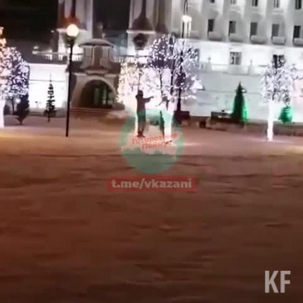 В Казани неизвестные украли гирлянду около Кремля