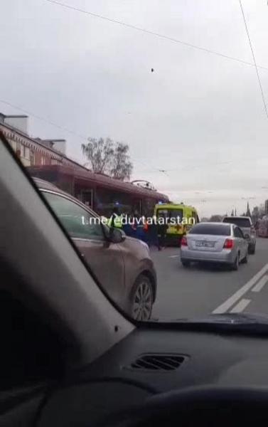 Казанский трамвай №4 насмерть сбил школьницу, перебегавшую дорогу в неположенном месте