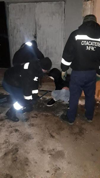 Спасатели помогли казанцу вытащить застрявшую в бетонной плите руку