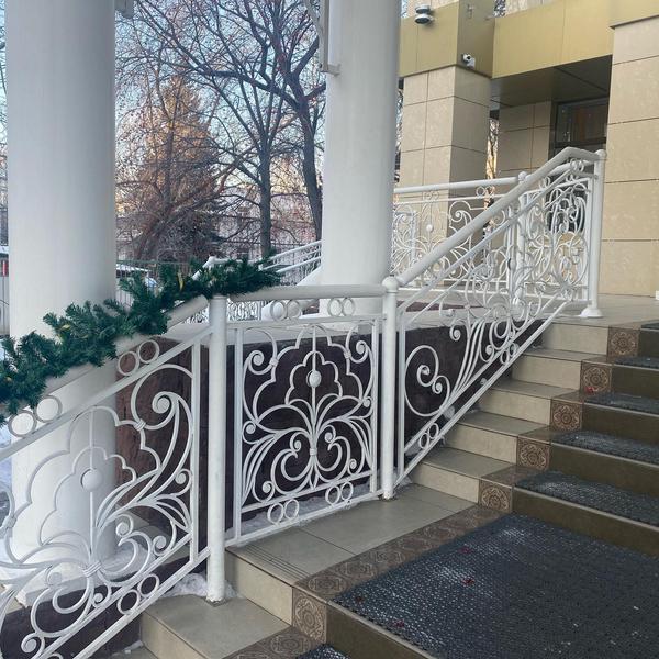 Неизвестные сорвали с крыльца Дворца бракосочетаний в Нижнекамске новогодние украшения