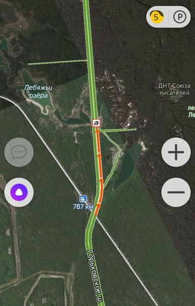 На Горьковском шоссе в Казани вдребезги разбилась легковушка