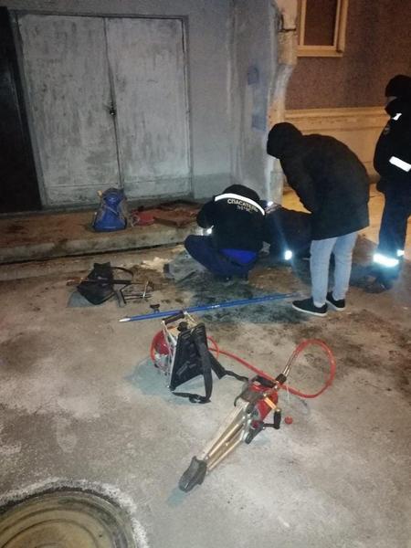 Спасатели помогли казанцу вытащить застрявшую в бетонной плите руку