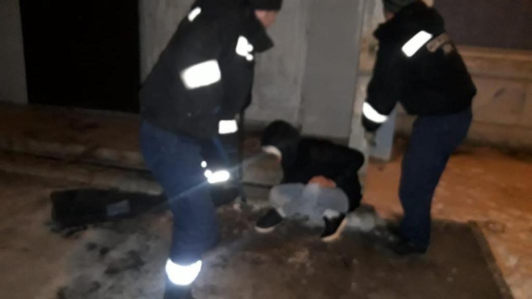 Спасатели помогли казанцу вытащить застрявшую в бетонной плите руку