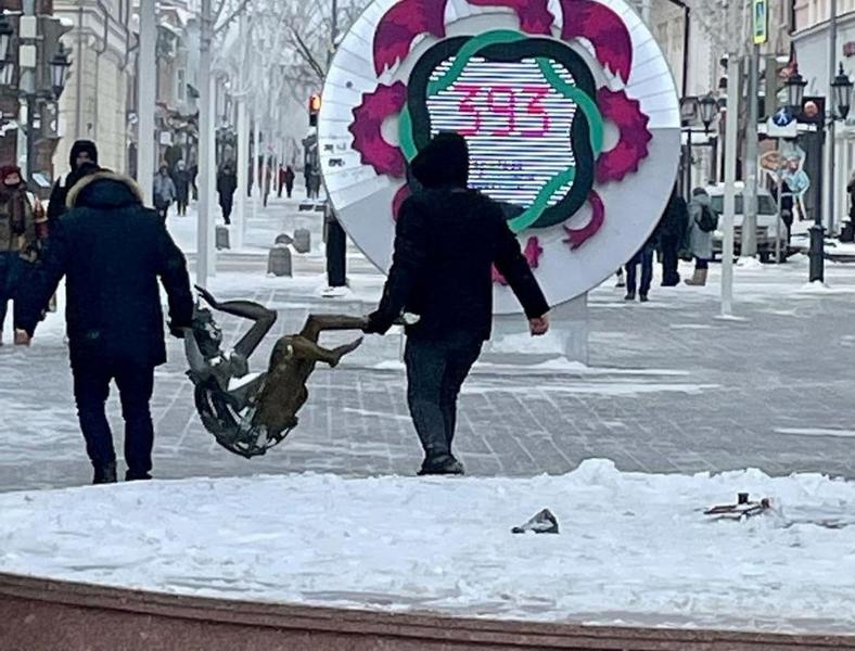 На Баумана в Казани вандалы снесли скульптуру-фонтан «Су Анасы»