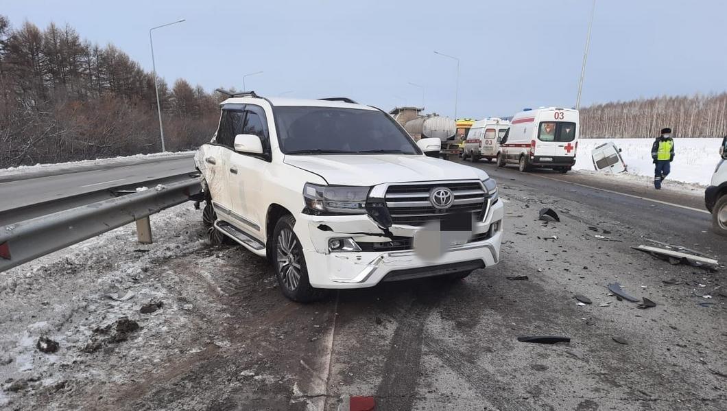 На трассе в Башкирии 11 человек пострадали из-за столкновения микроавтобуса с джипом